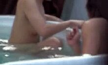 Härlig japansk tjej älskar med sin man i badet