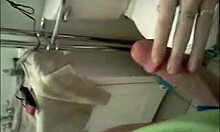 Κλεμμένο βίντεο σπιτιού αποκαλύπτει ξανθιά έφηβη να γαμιέται στο μπάνιο