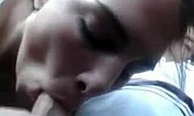 Nádherná přítelkyně dává svému muži šťavnatý orální sex v autě