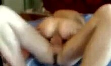 Pelacur remaja yang lembut diliputi dengan air mani selepas aksi porno
