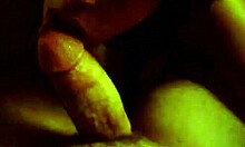 Η σέξι κοπέλα γλείφει το πέος στην αρχή του πορνό