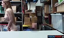 Teenagepiger fanget i butikstyveri får deres våde fisser kneppet af pervers indkøbscenter-officer i det offentlige rum