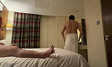 Аматьорска гей двойка се наслаждава на секс в хотелска стая