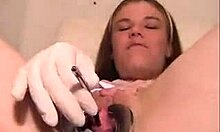 Niegrzeczna laseczka pokazuje swoją cipkę w zbliżeniu do filmu z fetyszem medycznym