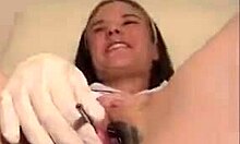 Una donna birichina mostra la sua figa in un video fetish medico ravvicinato