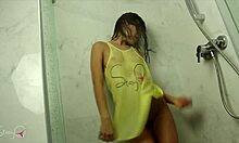黒髪のアマチュアガールフレンドが出演するアートシーファーツのソロビデオ