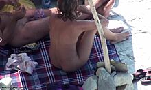 ヌーディストビーチで裸の体を見せる、美しいブルネット