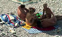 兴奋的辣妹们在裸体海滩上交谈