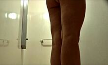 Prsnatá blond amatérka sa sprchuje a ukazuje svoje sexy nohy na kamere