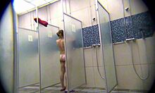 Nanas qui se douchent exhibent leur corps sous la douche