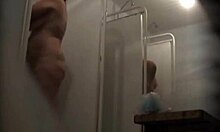 En stor naken kvinna duschar sin enorma kropp framför kameran
