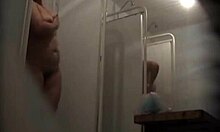 Velká nahá tlusťoška sprchuje své obrovské tělo před kamerou
