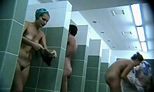Sexy opálená dívka ukazuje svůj nahý zadek pod sprchou