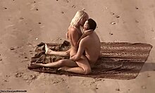 Cuplu de nudiști amatori se strecoară pentru a se bucura de sexul din spate pe o plajă