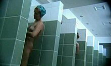 O fată sexy bronzată își arată fundul nud sub duș