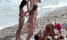 Kekasih telanjang yang kinky bercakap satu sama lain dan nakal di pantai