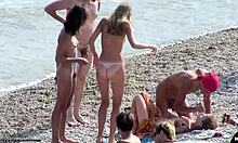 Извращенные голые подруги разговаривают друг с другом и шалят на пляже