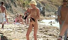 Karcsú fiatal csaj mutatja meg nagyszerű testét egy nudista strandon