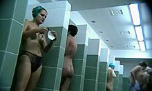 Seksi bronzlaşmış bir kız, duşun altında çıplak poposunu sergiliyor
