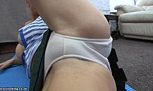 Blondýnka v pruhovaných kalhotkách ukazuje své spodní prádlo zblízka