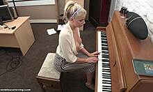Грудастые блондинки выпадают, играя на пианино на камеру