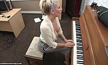 Piersiaste blondynki wypadają z piersi podczas gry na pianinie na kamerze