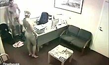 O angajată de birou cu părul blond este futută de partenerul ei bine dotat la birou