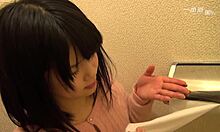 日本人のガールフレンドが公衆トイレでPOVフェラチオ!彼女はそれが大好き!