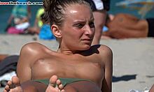 日焼けしたアマチュアのガールフレンドが、ヌーディストビーチでHDでおっぱいを披露!