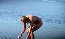 Едрогърда блондинка прави неща на нудистки плаж, изглеждайки горещо