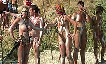 Imágenes ocultas de la cámara mostrando a sus novias desnudas con lanzas o algo así