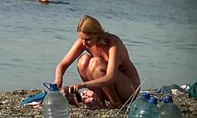 Loira peituda fazendo coisas em uma praia de nudismo, ficando quente
