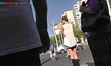 Langbenige hottie in het wit laat haar slanke benen zien op een bushalte