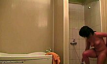 Egy bombázó ribanc pihen a zuhany alatt, és figyelik