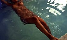 גבריאלה המדהימה מציגה את הפטמה שלה בבריכת שחייה