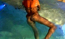 Прелепа аматерка Габриелла показује своју пичку у базену