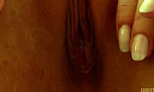 Бринета стиска груди током мастурбације
