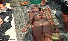 Gadis nudis dengan cipap yang licin menunjukkan titik badannya sambil telanjang