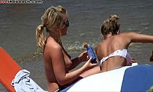 Blondýnky ukazují svá prsa a horká těla na pláži