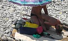 فتاة ساخنة تستمتع بالجنس من الخلف على شاطئ صخري