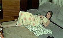 Amatérská brunetka se snaží skrýt své horké tělo