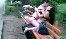 Špinavý amatérský pár se líbá na lavičce (lesbička)