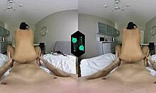VR - Pasangan yang terangsang dalam aksi panas yang menghangatkan di atas katil
