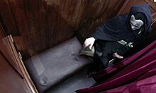 Η Ταμάρα καβαλάει πούτσο στο εκκλησιακό εξομολογητικό περίπτερο