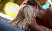 Zwei geile Lesben küssen sich und verwöhnen sich oral