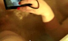 Wzięcie kąpieli i filmowanie siebie podczas masturbacji