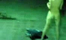酔っ払ったロシアの熟女が駐車場で裸になる