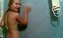 Wunderschöne Amateur-Teenagerin nimmt eine heiße Dusche