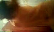 Video clip di una ragazza adolescente che balla in casa. Non perdere questo video bollente!