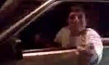 Des Russes ivres conduisent des mecs nus sur leur voiture